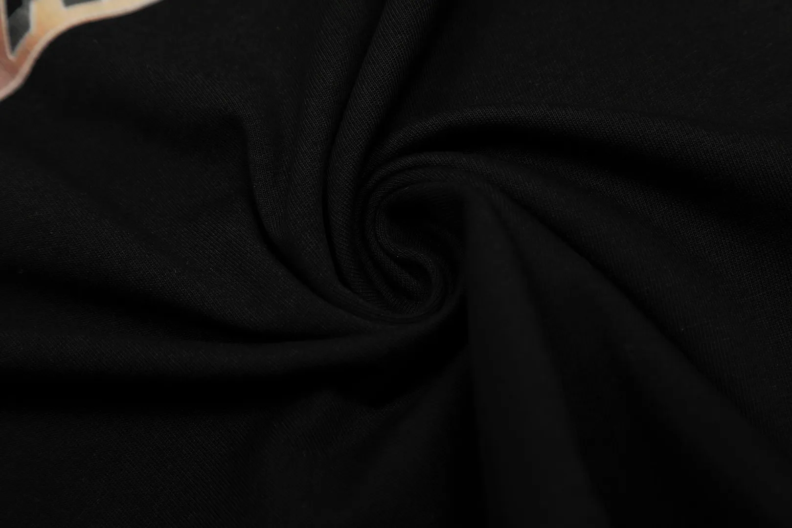 VIVI 139# "Exclusive style" vivienne west wood Queen Mother Vivienne Saturn logo printed short sleeves. The new fabrics have been machine washed at high temperature + water twice. The only one in the entire network that achieves 0 shrinkage. The Solona thread is arranged. The threaded neckline does not deform. It is tight and dense. Welcome to compare. The entire series of correct accessories. Every detail is completely restored and can be stretched directly.